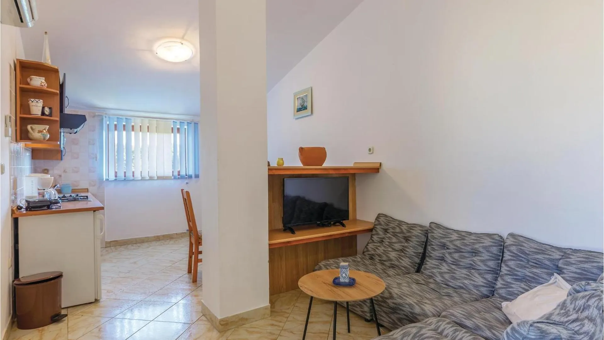 Gorgeous Apartment In Barban-Rebici With Kitchen